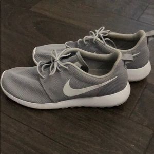 Men’s grey and white Nike Roshe size 10